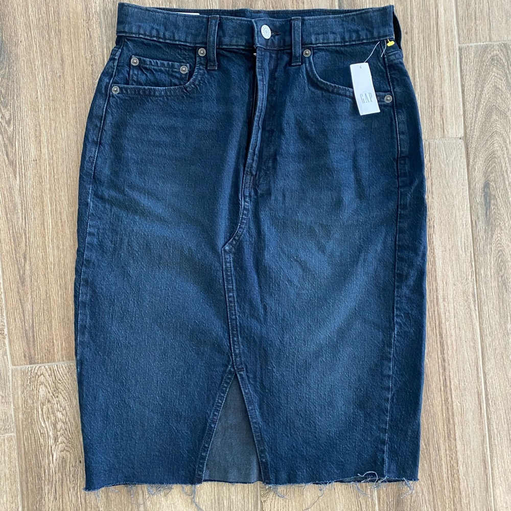**Last Chance** Gap denim pencil skirt. NWT. Size 2/26.